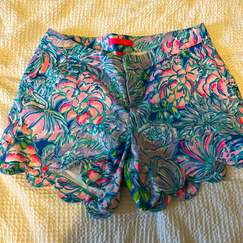 Lilly Pulitzer size 8 scallop shorts
